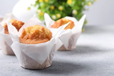 Açık gri desenli masada leziz tatlı kekler, yakın plan. Metin için boşluk