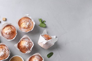 Gri masada nefis çörekler, düz yatış. Metin için boşluk