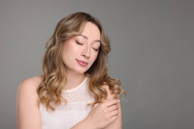 Gri arka planda güzel bir kadının portresi. Metin için boşluk