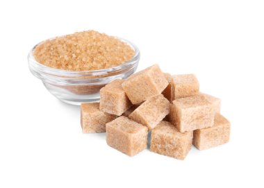 Beyaz üzerine izole edilmiş farklı kahverengi şeker ve kase türleri