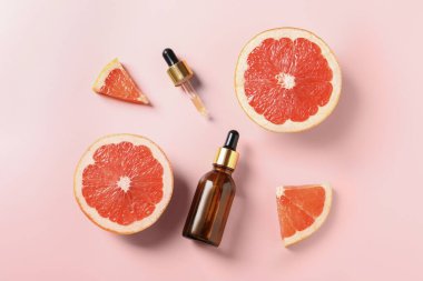 Pembe arka planda greyfurt esaslı düz bileşim