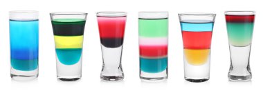 Shot bardaklarındaki farklı nişancılar beyaz sette izole edilmiş.