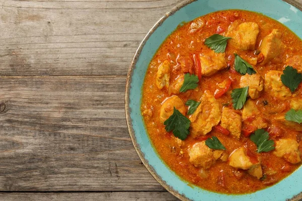 Ahşap masada nefis körili tavuk, üst manzara. Metin için boşluk