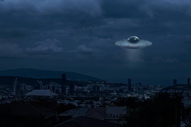 Uzaylı uzay gemisi akşamları şehrin üzerinde uçuyor. UFO, dünya dışı ziyaretçiler.