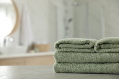 Tablo banyoda temiz havlu yığını. Metin için yer