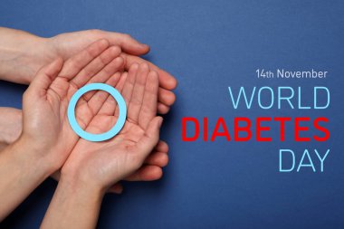 Dünya Diyabet Günü. Renk arkaplanı, üst görünüm üzerinde mavi kağıt daire tutan insanlar