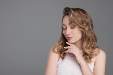 Gri arka planda güzel bir kadının portresi. Metin için boşluk