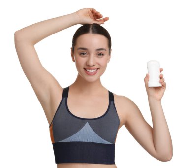 Güzel bir kadın beyaz arka plana deodorant sürüyor.