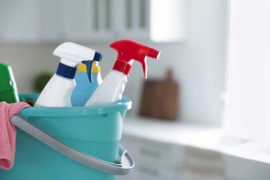 Mutfakta farklı temizlik malzemeleriyle plastik kova, yakın çekim. Metin için boşluk