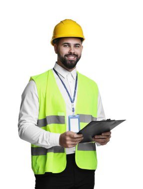 Beyaz arka planda elinde pano tutan sabit kasklı mühendis.