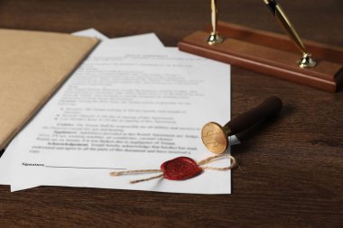 Evraklar ve damgalar ahşap masada. Noter sözleşmesi