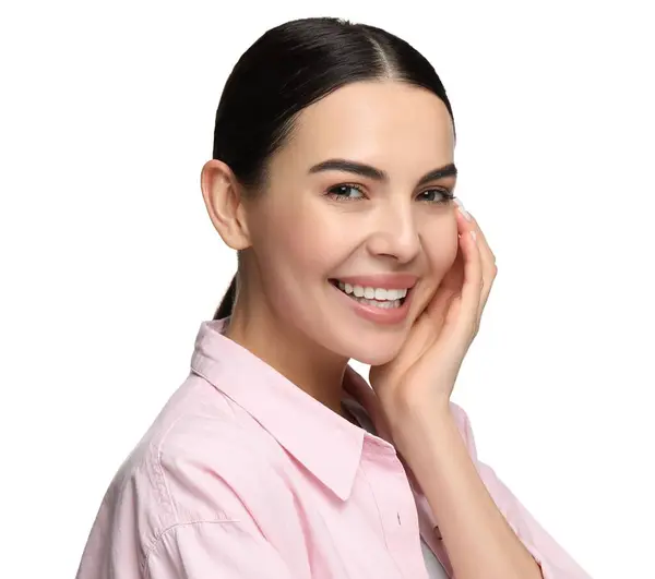 白い背景に微笑んでいるきれいな歯を持つ美しい女性 — ストック写真