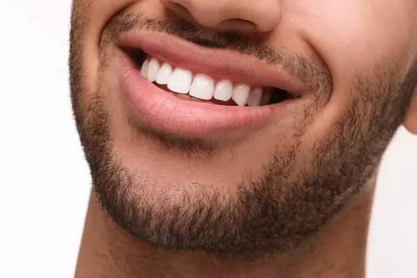 Hombre Sonriente Con Dientes Sanos Limpios Sobre Fondo Blanco Primer — Foto de Stock