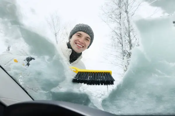 Człowiek Czyszczący Śnieg Przedniej Szyby Samochodu Widok Wewnątrz — Zdjęcie stockowe