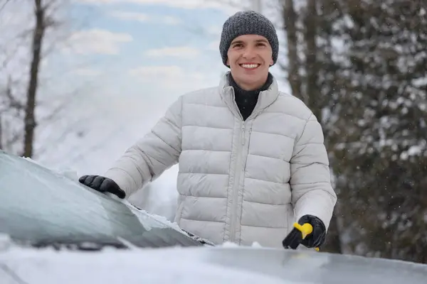 Mann Räumt Schnee Von Motorhaube Freien — Stockfoto
