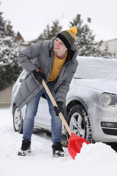 Mężczyzna Usuwający Śnieg Łopatą Pobliżu Samochodu Zewnątrz — Zdjęcie stockowe