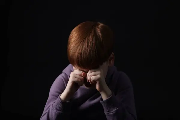 Smutný Chlapec Pláče Černém Pozadí — Stock fotografie