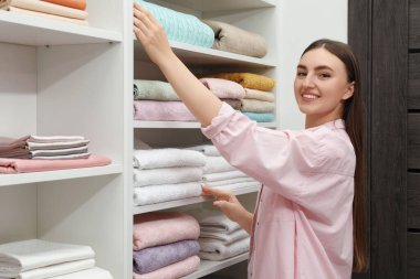 Çamaşır dükkanında battaniye seçen mutlu müşteri.