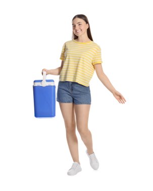 Beyaz tenli, plastik kutulu mutlu genç kadın.