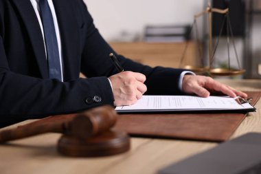 Ofisteki ahşap masaya noter noteri noter notları, yakın plan.