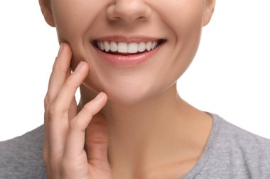 Temiz dişli kadın beyaz arka planda gülümsüyor, yakın plan.