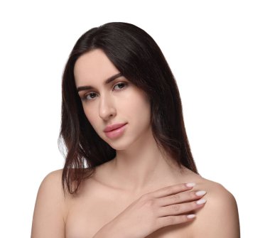 Beyaz arka planda güzel bir genç kadının portresi.