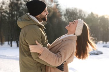 Güzel mutlu çift kış günü karlı parkta