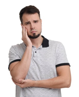 Beyaz arka planda üzgün bir adamın portresi