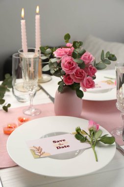 Çiçekler ve mumlarla romantik bir masa.