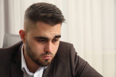 Bulanık arka planda üzgün iş adamının portresi