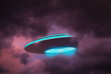 UFO. Gökyüzündeki bulutların arasında bir uzaylı gemisi. Dünya dışı ziyaretçiler.