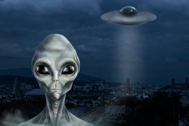 Uzaylı ve uçan daire şehirde. UFO, dünya dışı ziyaretçiler.