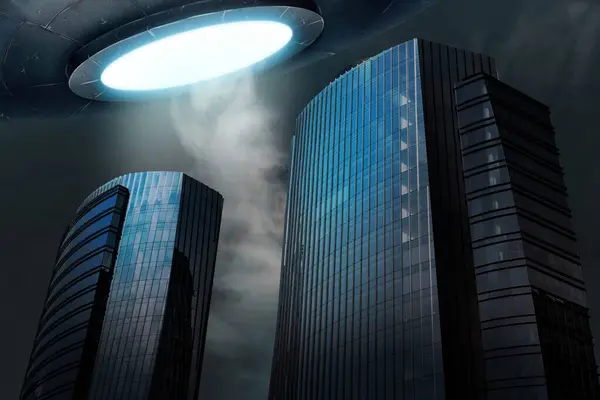 Uzaylı uzay gemisi binaların üzerine ışık saçıyor. UFO, dünya dışı ziyaretçiler.
