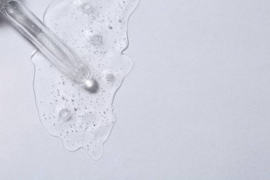 Beyaz arka planda kozmetik serumu olan bir boru. Metin için boşluk