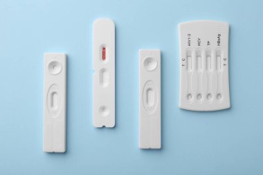 Açık mavi arkaplan üzerinde farklı kullan at ekspres testler, düz yatış