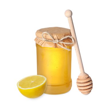 Bal cam kavanozda, limon ve balık beyazda izole edilmiş.