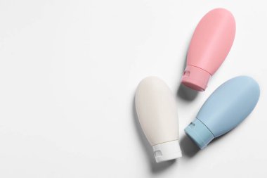 Beyaz arka planda kozmetik seyahat seti, düz yatış. Metin için boşluk