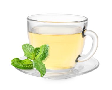 Yeşil çay bardakta ve yeşil yapraklar beyazda izole.