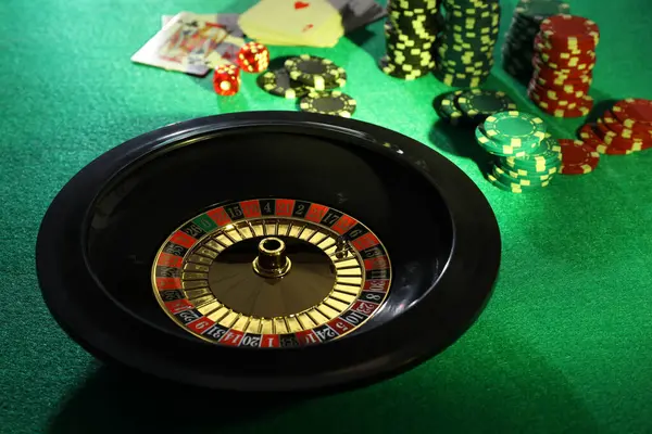 ボールとルーレットホイール グリーンテーブルのトランプとチップ カジノゲーム — ストック写真