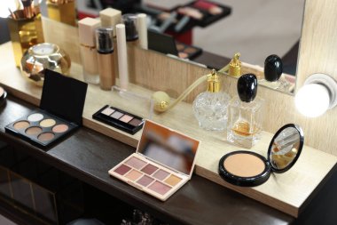 Makyaj odası. İçerideki ahşap tuvalet masasında kozmetik ürünler ve parfümler.