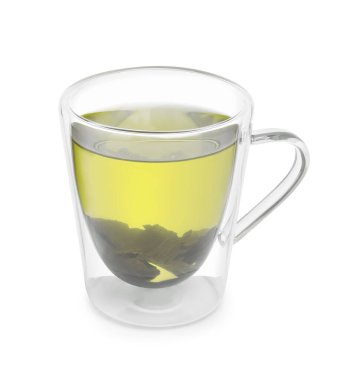 Cam bardakta taze yeşil çay ve beyaz yapraklar.