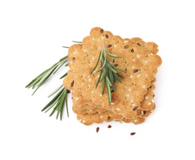 Keten, susam tohumu ve biberiyeli mısır gevreği yığını beyaza izole edilmiş.