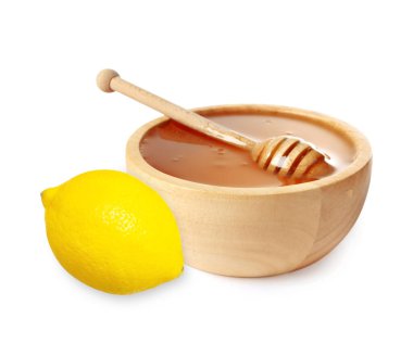 Bal ahşap kasede, limon ve deniz mahsulü beyaz