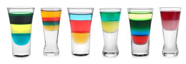 Shot bardaklarındaki farklı nişancılar beyaz sette izole edilmiş.