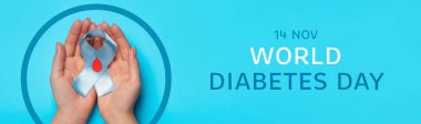 Dünya Diyabet Günü. Elinde kağıt kan damlasıyla farkındalık kurdelesi tutan bir kadın ve arka planda mavi daire, üst manzara. Pankart tasarımı