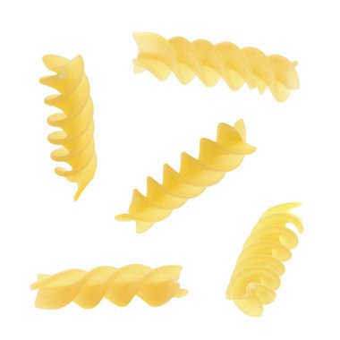 Çiğ fusilli makarna beyaz sette izole edilmiş.