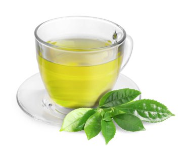 Cam bardakta yeşil çay ve beyaz yapraklar.