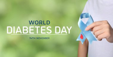 Dünya Diyabet Günü. Üzerinde kağıt kan damlası olan açık mavi kurdele tutan bir kadın. Bulanık yeşil arka planda, yakın plan. Pankart tasarımı