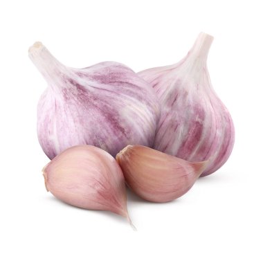 Taze sarımsak soğanları ve karanfiller beyaz üzerine izole edilmiş.