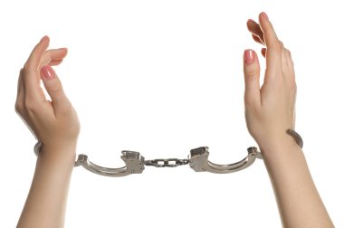 Özgürlük kavramı. Beyaz arka planda kelepçeli bir kadın, yakın plan.